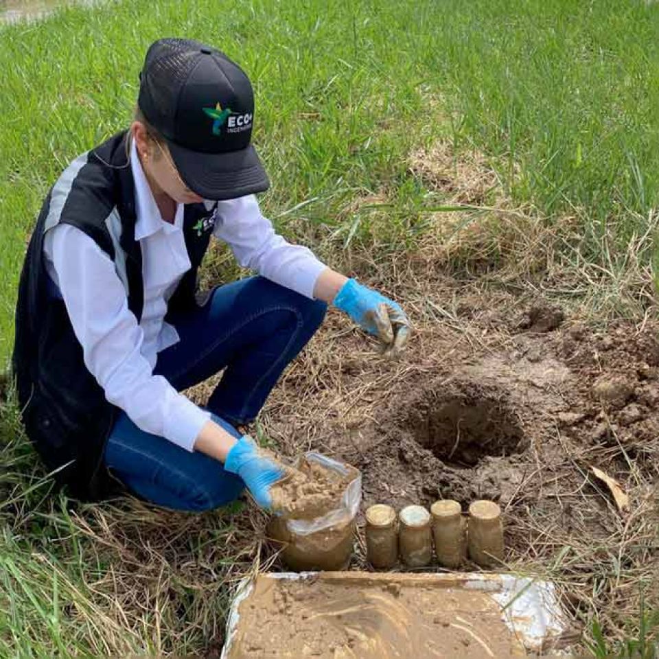 Monitoreo de suelo en Colombia con an&aacute;lisis f&iacute;sico-qu&iacute;micos precisos. Resultados aplicables a licencias, industria, obras y evaluaci&oacute;n de impactos.